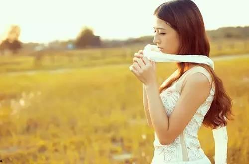 抱着老婆吃瓜,夫妻携手共享瓜果时光