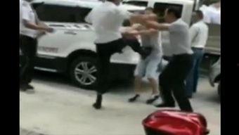 吃瓜保安调戏业主被打,一场邻里冲突引发的思考