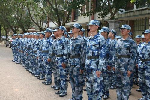 女子军训吃瓜,揭秘军营里的甜蜜瞬间