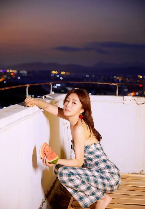 秦岚天台吃瓜好惬意,惬意生活引网友热议