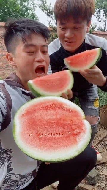 兄弟吃梨瓜