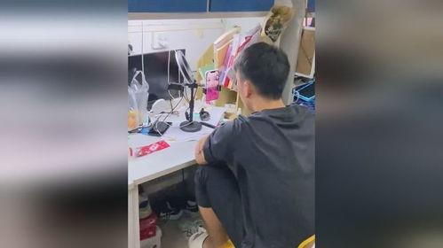 寝室双人吃瓜视频,揭秘校园吃瓜视频背后的欢乐时光